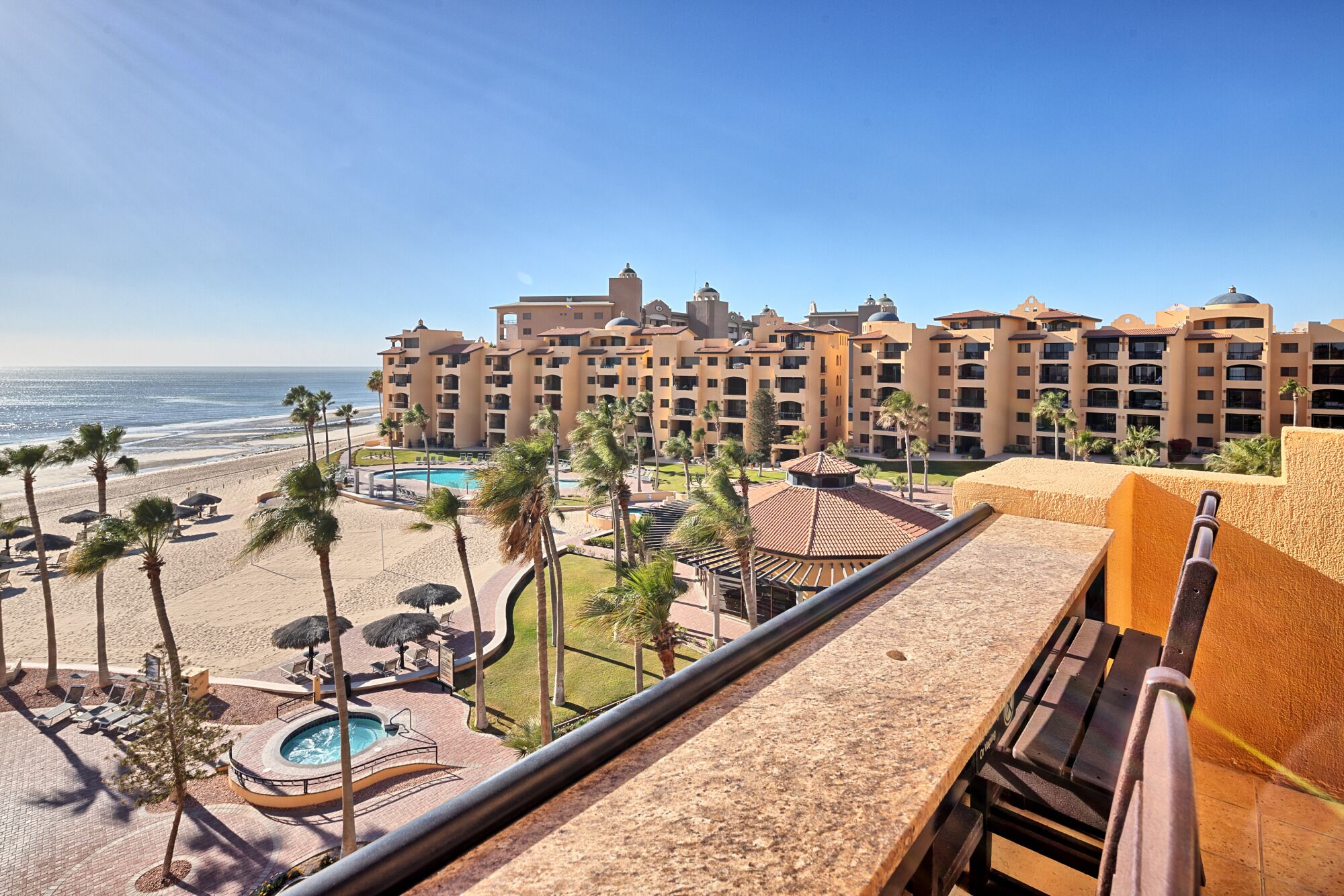 Un hotel con piscina, playa y vista al océano.