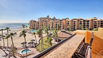 Un hotel con piscina, playa y vista al océano.