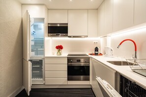 Fridge, microwave, oven, stovetop - Juniper Apartment, Alfama, Lisbon (Lisboa)