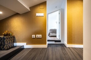 Un interior moderno con una escalera que lleva a un dormitorio.