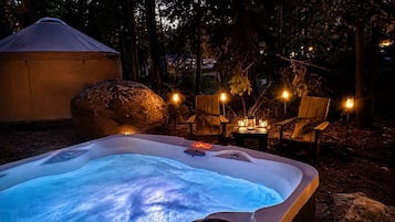 Outdoor spa tub