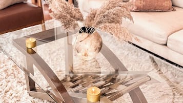 Een televisie, een open haard en een kantoor