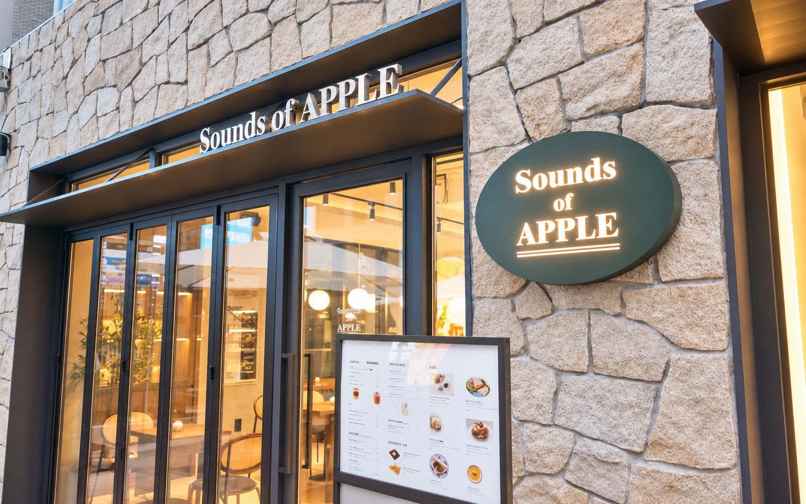Ein Restaurant namens 'Sounds of Apple' mit Stein-Fassade und Speisekarte vor der Tür.