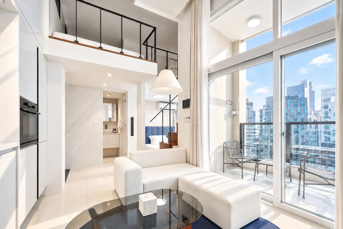 Contemporary Suite | Blackout drapes, soundproofing, iron/ironing board (on request)