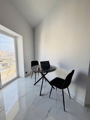 Dining - 3-bed apartment in Sliema with sea views (Sliema)
