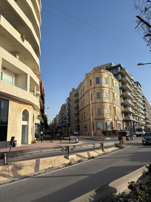 Exterior - 3-bed apartment in Sliema with sea views (Sliema)