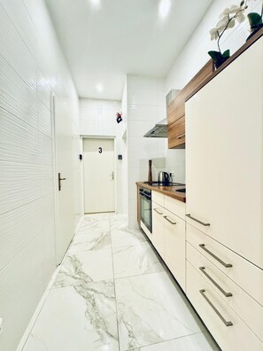 Shared kitchen - Spacious 3BR Near Kaufpark Alterlaa (Vienna)