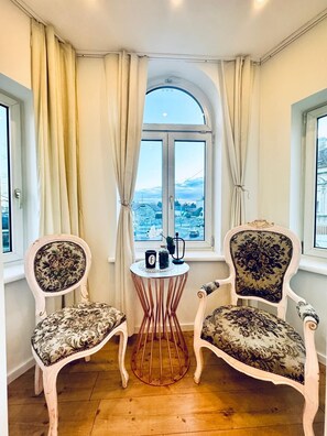 Iron/ironing board - Spacious 3BR Near Kaufpark Alterlaa (Vienna)