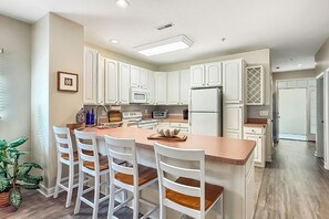 Mikrobølgeovn, kogeplade, opvaskemaskine, kaffe-/temaskine