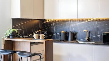 大型冰箱、微波爐、烤箱、爐台