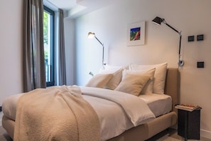 2 quartos, cofres nos quartos, escrivaninha, cortinas blackout