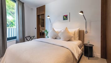 2 quartos, cofres nos quartos, escrivaninha, cortinas blackout