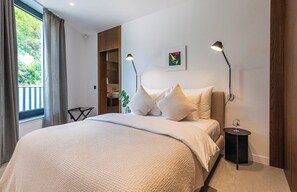 2 bedrooms, in-room safe, desk, blackout curtains