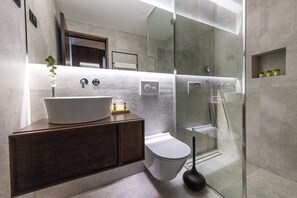 Douche à « effet pluie », articles de toilette gratuits, sèche-cheveux