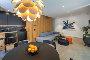 Apartamento luxo, 2 quartos, vista para o jardim | Área de estar | TV de tela plana 120 cm com canais via satélite, TV