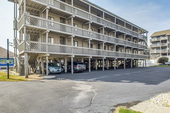 A multi-story parking garage with a covered walkway and several cars parked. - Walk to Ocean: Condo w/ 3 Pools in Myrtle Beach (Myrtle Beach)