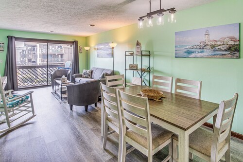 Walk to Ocean: Condo w/ 3 Pools in Myrtle Beach