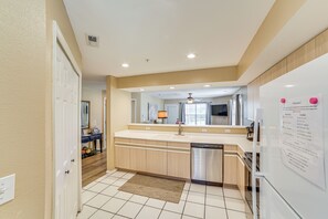 Interior - On Thousand Hills Golf Course: Condo w/ Sunroom (Branson)