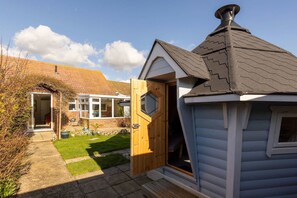 Studio | 2 bedrooms, Internet - Seaside Retreat - Five Minutes to Beach Village (Chichester)