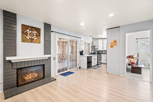 Spacious Family Retreat w Garden Modern Comfort