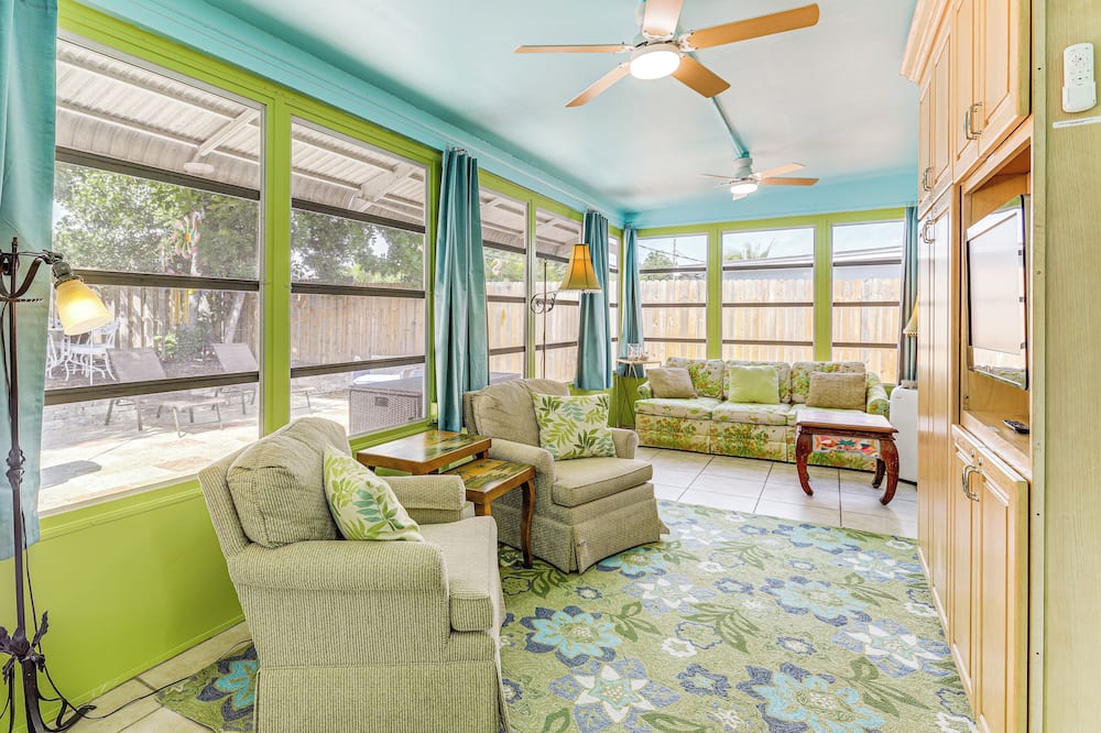 4 Mi to Beaches: Vibrant Stuart Villa w/ Patio! - Sewall's Point, FL