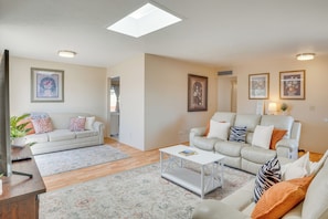 Interior - 5 Mi to Saguaro National Park: Desert Gem w/ Pool! (Tucson)