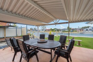 Outdoor dining - Hooked on Hibbard - 4 bedroom home on canals (Port Macquarie)