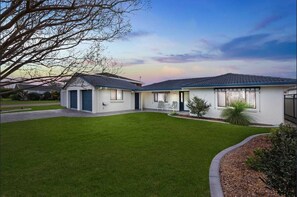 Exterior - Hooked on Hibbard - 4 bedroom home on canals (Port Macquarie)