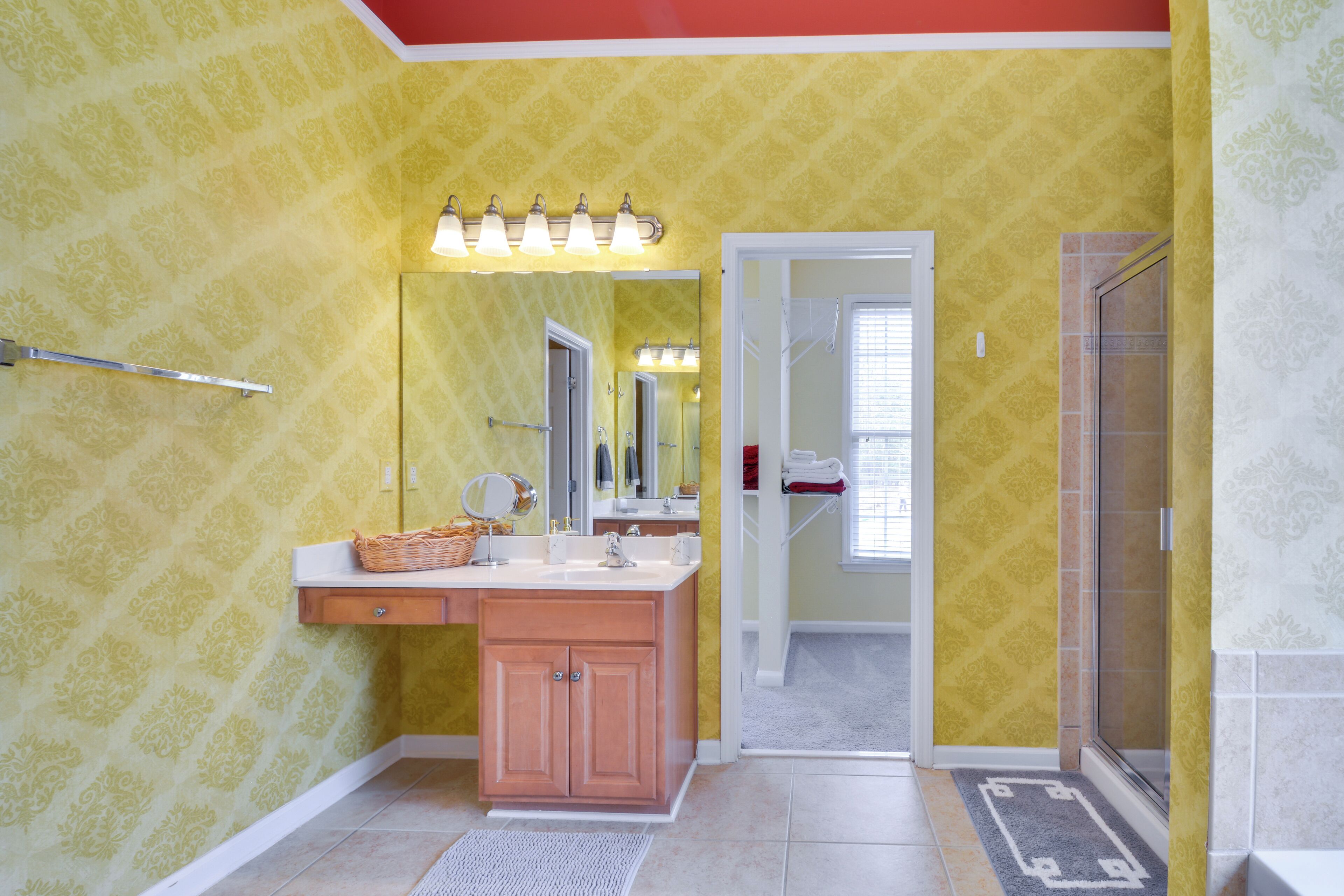 Un bagno con un lavabo, uno specchio e una zona doccia.