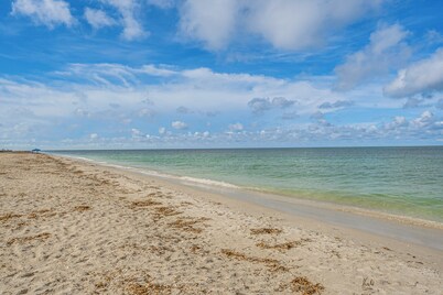 Walk to Beach: Pet-friendly Oasis on Manasota Key!