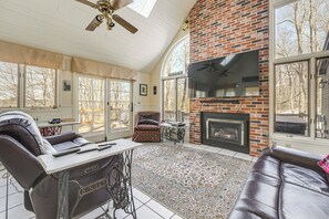 House (4 Bedrooms) | Front of property - Waterfront Home w/ Boat Dock & Sunroom in Gardiner (Gardiner)