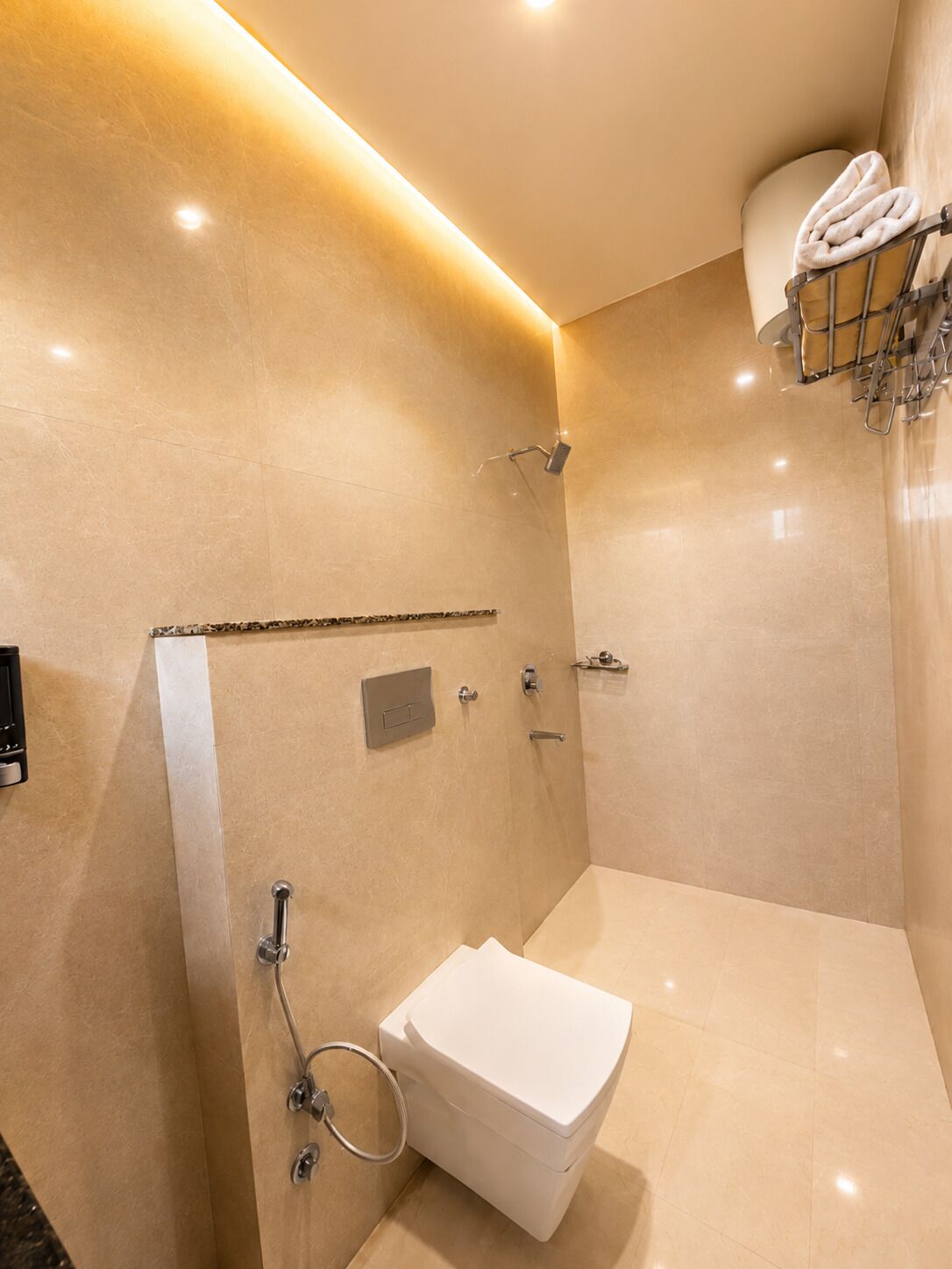 Un bagno moderno con doccia, toilette e portasciugamani.