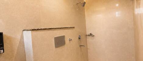 Ein modernes Badezimmer mit Dusche, Toilette und Handtuchhalter.
