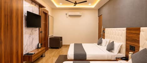 Family Room | In-room safe, iron/ironing board, free WiFi, bed sheets