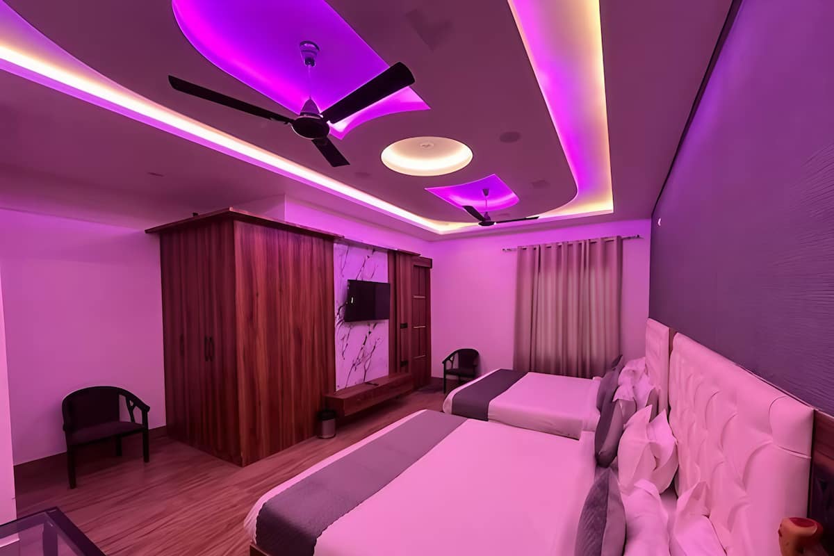 Habitación familiar | Baño | Amenidades de baño gratuitas, pantuflas, toallas, jabón