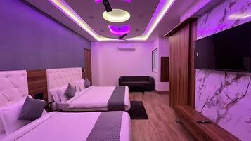 Family Room | In-room safe, iron/ironing board, free WiFi, bed sheets