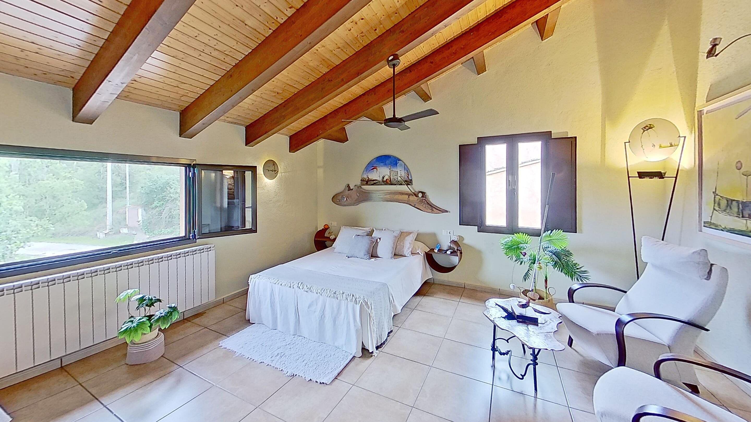 4 bedrooms, desk, iron/ironing board, travel crib