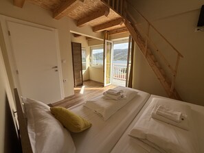 Familien-Vierbettzimmer, Blick auf den Innenhof | Minibar, Bettwäsche