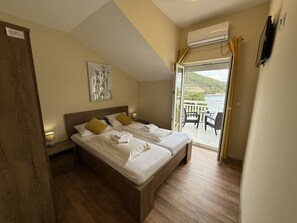 Kamar Double Comfort, pemandangan laut | Minibar dan seprai linen