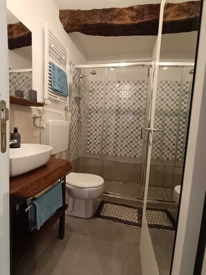 Douche, séchoir à cheveux, serviettes fournies, savon