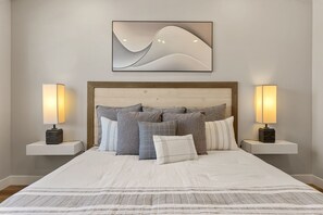 8 bedrooms, desk, iron/ironing board, travel crib - Twice Charmed: 2 Side by Side Units, 2 Private Hot Tubs (Hurricane)