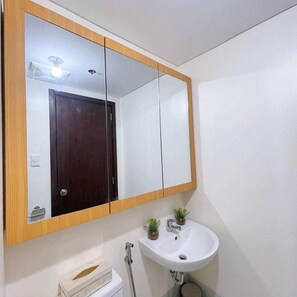 Douche, bidet, serviettes fournies, savon