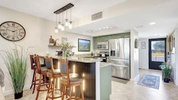 Geladeira, micro-ondas, fogão, cooktop