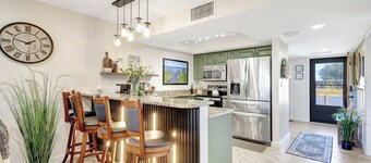 The Gator Escape -Poolside Condo walk to Tiki Bar