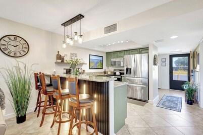 The Gator Escape -Poolside Condo walk to Tiki Bar