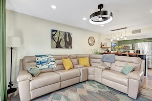 Smart TV, fireplace, stereo - The Gator Escape -Poolside Condo walk to Tiki Bar (Clewiston)