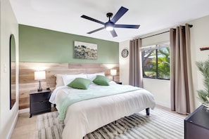 2 bedrooms, in-room safe, iron/ironing board, WiFi - The Gator Escape -Poolside Condo walk to Tiki Bar (Clewiston)