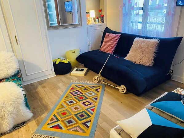 Living area - Cozy Eiffel Tower Design Studio (Paris)