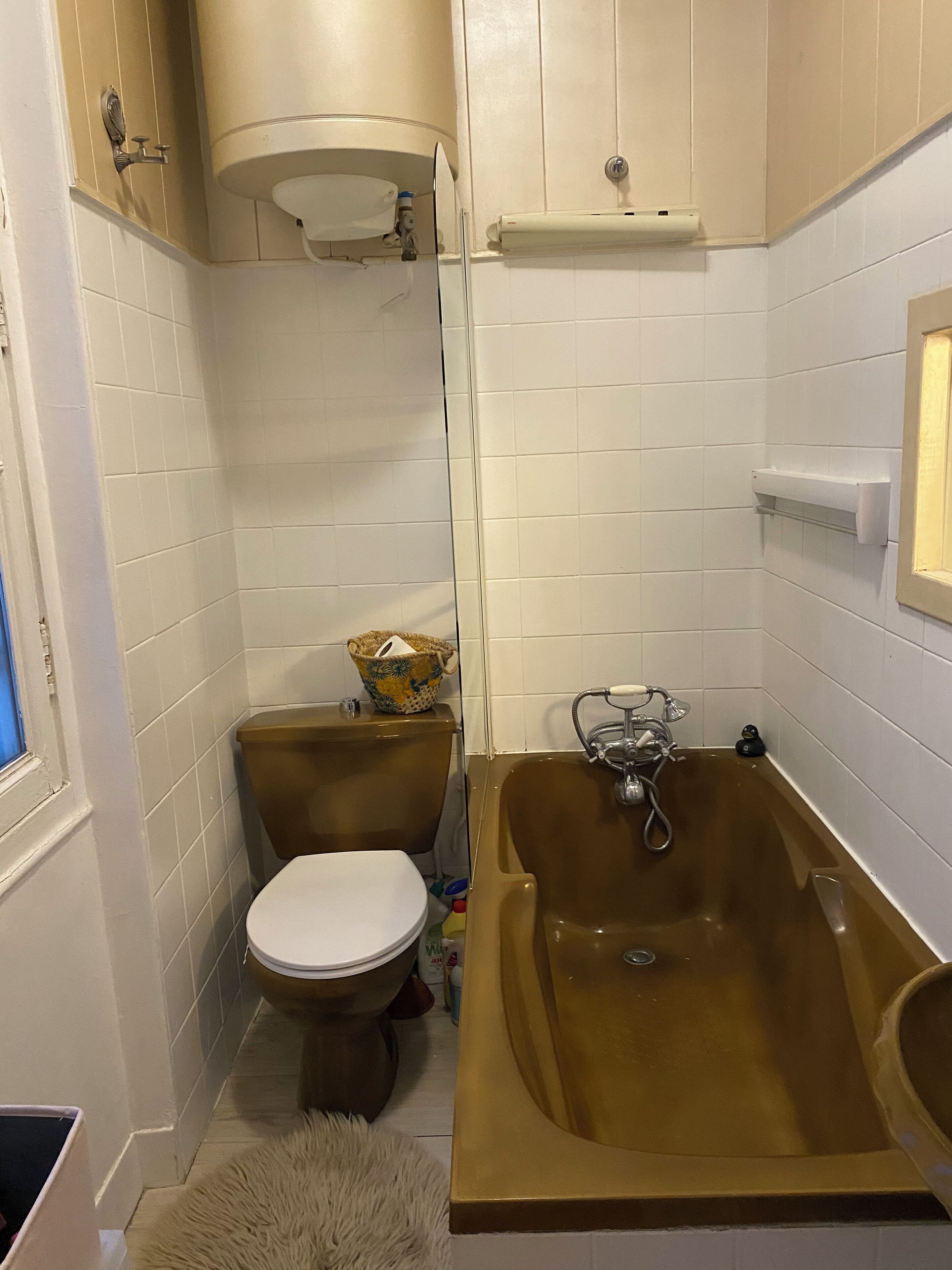 Un baño con bañera, inodoro y lavabo.