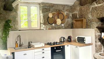 Frigorífico, microondas, horno y placa de cocina